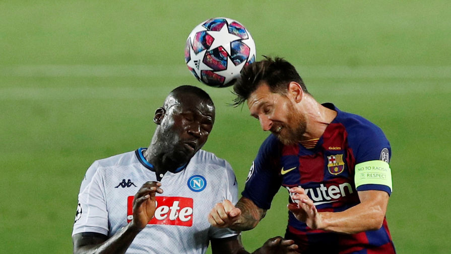 Эпизод матча «Барселона» — «Наполи»: Лионель Месси борется за мяч с Кулибали