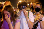 Участники протестных акций в Минске после использования силовиками слезоточивого газа на вторую ночь после выборов президента Белоруссии, 11 августа 2020 года