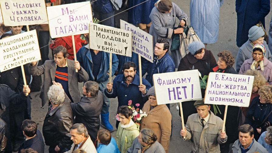 Митинг на похоронах трех жителей города, погибших в результате столкновения с вооруженными подразделениями милиции. Приднестровье.