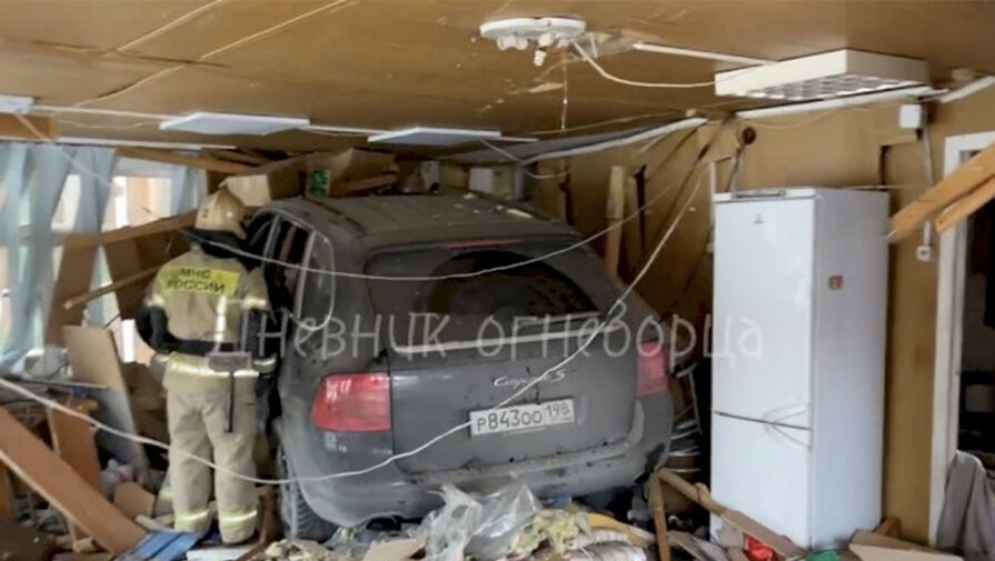 Под Екатеринбургом Porsche Cayenne на полном ходу въехал в торговый павильон