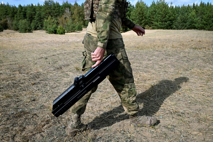 Военнослужащий РФ с противодроновым ружьем 