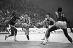 Игра команд СССР и США во время чемпионата мира по баскетболу.С мячом – Сергей Белов, 1970 год