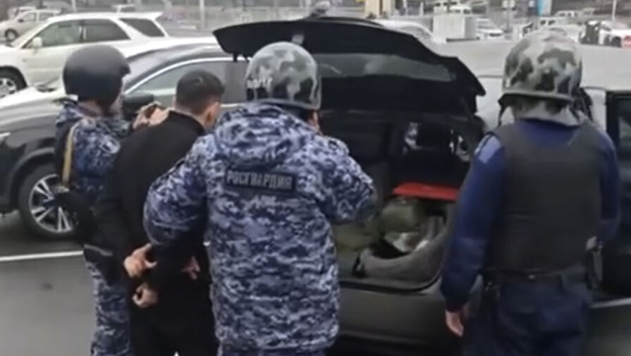У торгового центра во Владивостоке задержаны вооруженные мужчины