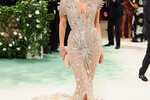 Дженнифер Лопес появилась на мероприятии в наряде Schiaparelli Haute Couture, расшитом серебристыми жемчужинами, стразами и 2,5 млн бусин из серебряной фольги. К слову, для нее это 14-й бал Met Gala.