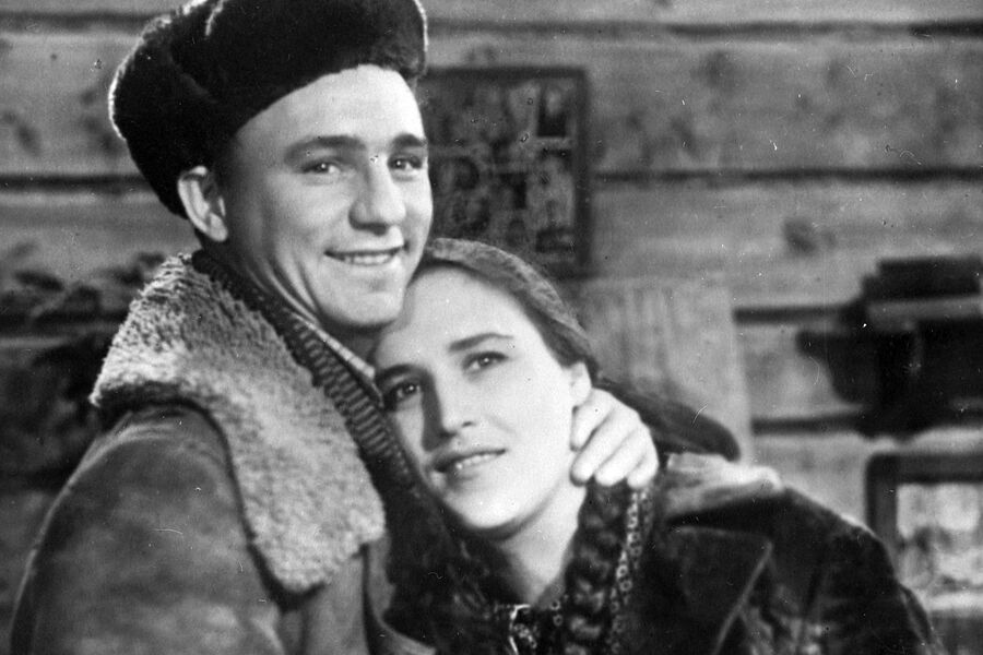 <b>«Чужая родня» (1955)</b>
<br><br>
Картина по&nbsp;повести Владимира Тендрякова стала путевкой в&nbsp;большой кинематограф для&nbsp;Николая Рыбникова и Нонны Мордюковой (которая до&nbsp;этого сыграла Ульяну Громову в&nbsp;«Молодой гвардии» и оказалась заложницей роли). Мордюкова воплотила в&nbsp;драме Михаила Швейцера девушку, которая разрывается между&nbsp;мужем, передовиком-колхозником, и родителями, противниками колхозов. Рыбников же исполнил роль того самого передовика &mdash; комсомольца и красавца.
