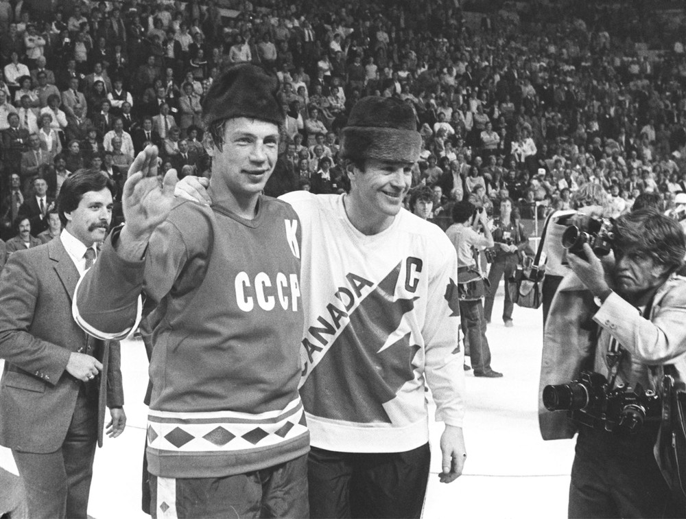 Валерий Васильев и Дэнис Потвин - капитаны сборных хоккейных команд СССР и Канады после Кубка Канады 1981 года. СССР-Канада (8:1).