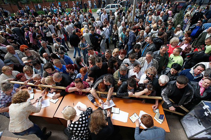 Местные жители во время голосования на&nbsp;референдуме о&nbsp;статусе самопровозглашенной Донецкой народной республики в&nbsp;Мариуполе