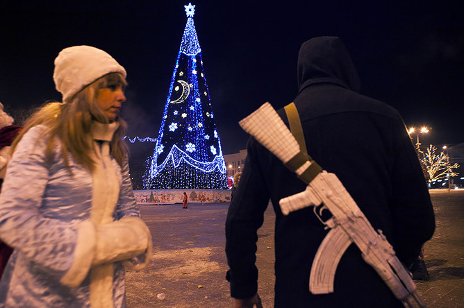 Жители города у новогодней елки в центре города