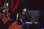 Мадонна упала во время своего первого за 20 лет выступления на Brit Awards