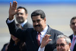 Президент Боливарианской Республики Венесуэла Николас Мадуро (в центре) и председатель Государственного совета Кубы Рауль Кастро (справа) 