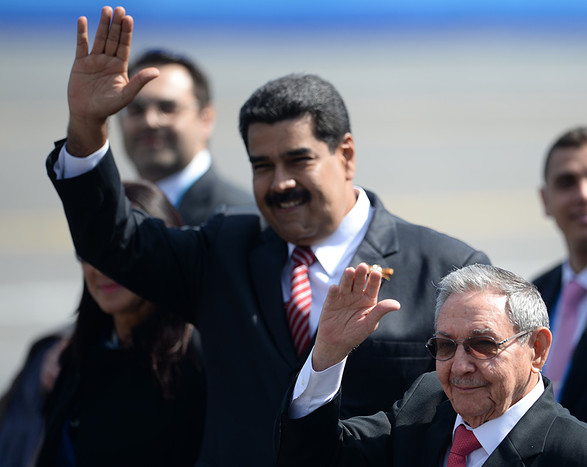 Президент Боливарианской Республики Венесуэла Николас Мадуро (в центре) и председатель Государственного совета Кубы Рауль Кастро (справа) 