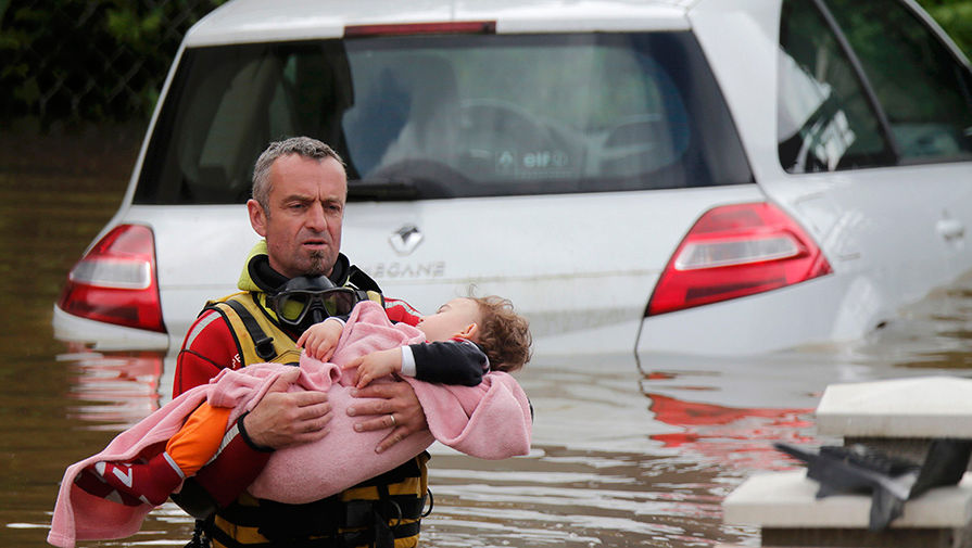 Наводнение в&nbsp;городе Грез-су-Луан на&nbsp;севере Франции