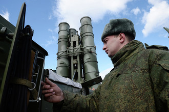 Военнослужащий около ЗРК «Триумф» С-400 в Московской области, 2015 год