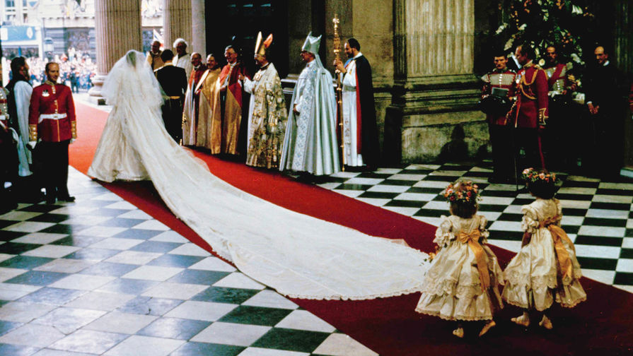 Принцесса Уэльская Диана и принц Чарльз в Соборе Святого Павла в Лондоне во время свадебной церемонии, 29 июля 1981 года