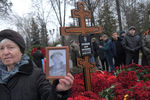 Во время похорон бывшего мэра Москвы Юрия Лужкова на Новодевичьем кладбище, 12 декабря 2019 года