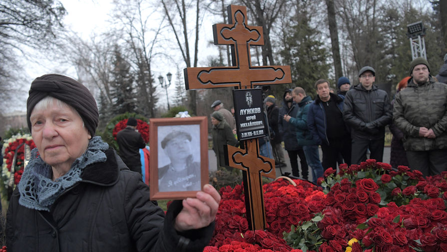 Во время похорон бывшего мэра Москвы Юрия Лужкова на&nbsp;Новодевичьем кладбище, 12 декабря 2019 года
