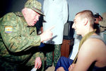 Виктор Казанцев беседует с с раненным в Чечне бойцом после вручения ему награды, 2000 год