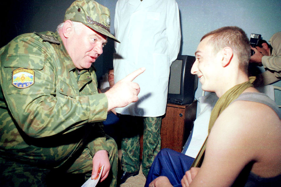 Виктор Казанцев беседует с&nbsp;с раненным в&nbsp;Чечне бойцом после вручения ему награды, 2000 год