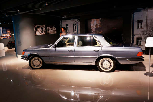 Отреставрированный личный автомобиль «Mercedes» певца В.Высоцкого в музее Владимира Высоцкого в Екатеринбурге