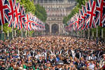 Толпа перед балконом Букингемского дворца в Лондоне, Великобритания, 2 июня 2022 года