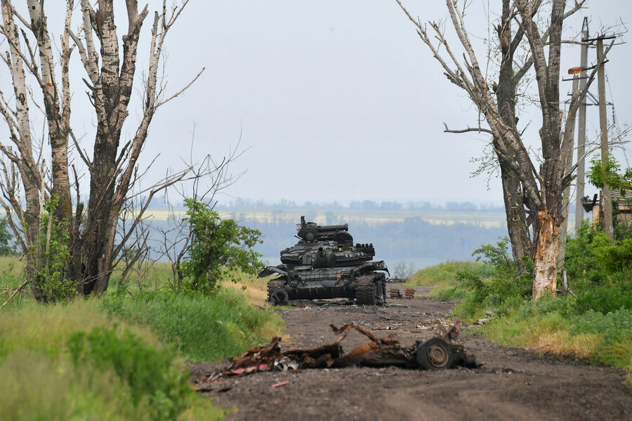 Уничтоженный танк ВСУ в селе у линии соприкосновения на Артемовском направлении