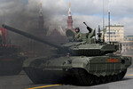 Танк Т-90М «Прорыв» на Красной площади в Москве на военном параде, посвященном 80-летию Победы в Великой Отечественной войне, 09 мая 2025 года