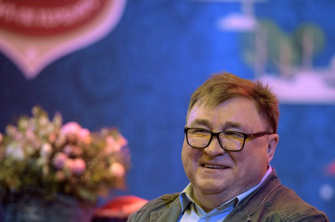 Директор Академии ФК «Зенит» Владимир Казаченок во время «футбольного урока» 1 сентября в санкт-петербургской гимназии №622