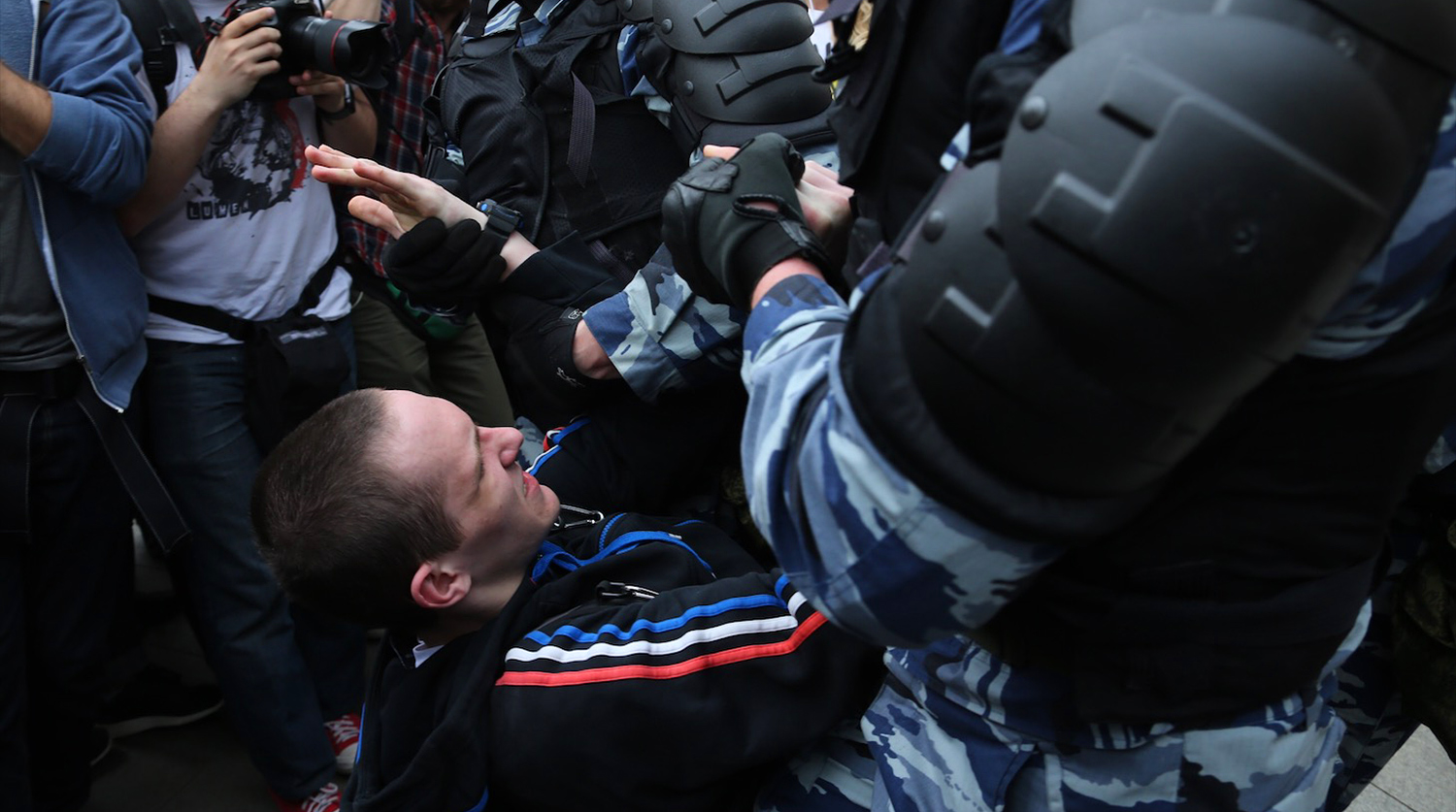 Задержание участника несанкционированного митинга на Тверской улице в Москве