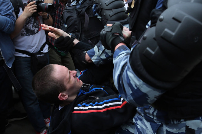 Задержание участника несанкционированного митинга на Тверской улице в Москве