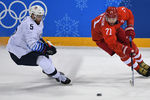 Ноа Велш (США) и Илья Ковальчук (Россия) в матче Россия - США по хоккею среди мужчин группового этапа на XXIII зимних Олимпийских играх