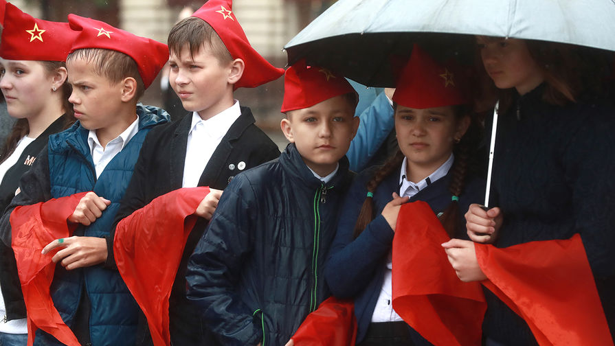 Школьники во время торжественного приема в&nbsp;пионеры на&nbsp;Красной площади, 20 мая 2018 года