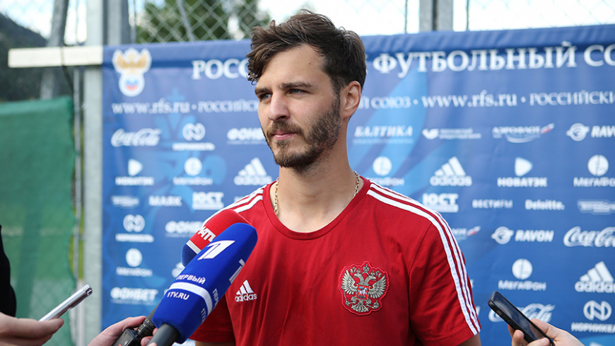 Александр Ерохин во время общения с прессой после тренировки сборной