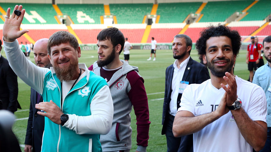 Нападающий сборной Египта Мохамед Салах посетил футбольное поле в&nbsp;Грозном с&nbsp;главой Чечни Рамзаном Кадыровым