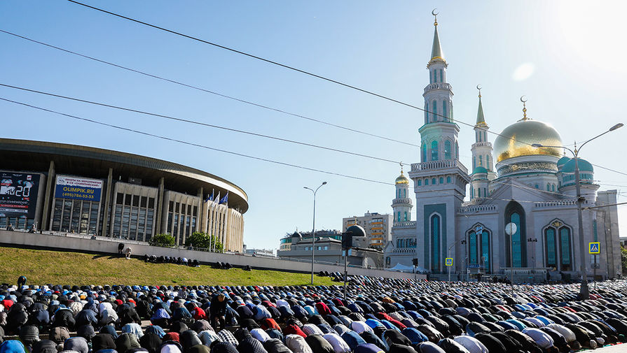 Мусульмане во время торжественного намаза по&nbsp;случаю праздника Ураза-байрам в&nbsp;Москве