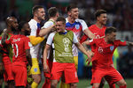 Игроки сборной Англии радуются забитому голу в матче группового этапа чемпионата мира по футболу между сборными Туниса и Англии