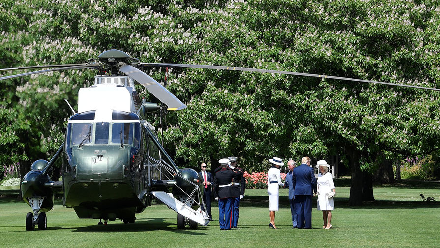 Президент США Дональд Трамп и его супруга Меланья во время встречи с&nbsp;принцем Чарльзом и Камиллой Паркер Боулз во время встречи в&nbsp;Букингемском дворце в&nbsp;Лондоне, 3 июня 2019 года 