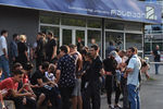 Люди у здания телеканала «Рустави 2» в Тбилиси, 9 июля 2019 года