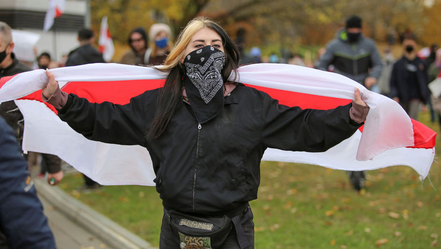 Участница акции протеста в Минске, 1 ноября 2020 года