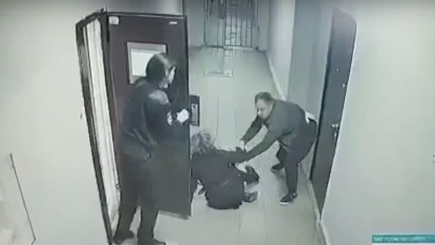 Под Калугой бизнесмен избил двух сотрудниц полиции в отделе и попытался выхватить пистолет