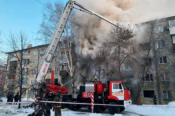 Спасатели на&nbsp;месте взрыва газа в&nbsp;пятиэтажном жилом доме на&nbsp;улице Линейная в&nbsp;Новосибирске, 9&nbsp;февраля 2023&nbsp;год