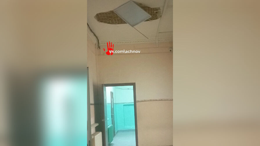 Потолок школы в Челябинской области чуть не рухнул людям на головы