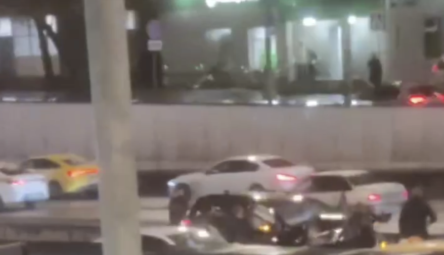 Москвич на Cadillac влетел в опору освещения, которая обрушилась на машины