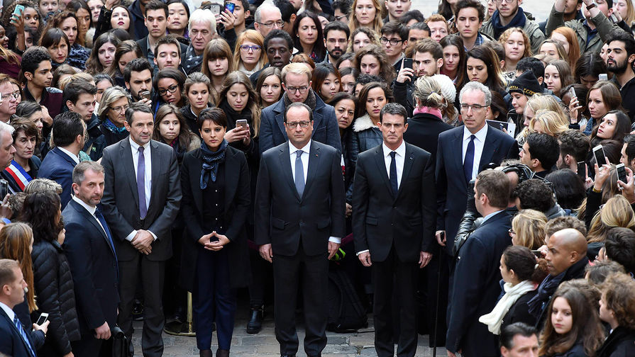 Президент Франции Франсуа Олланд в сопровождении премьер-министра Мануэля Вальса и других членов правительства находится во дворе Сорбонны рядом с преподавателями и студентами университета
