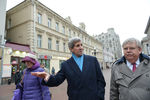Советник по национальной безопасности США Селестия Валландер, госсекретарь США Джон Керри и посол США в России Джон Теффт во время прогулки по улице Арбат в Москве (слева направо)