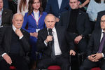 Владимир Путин (в центре) на пленарном заседании III Медиафорума независимых региональных и местных СМИ «Правда и справедливость»