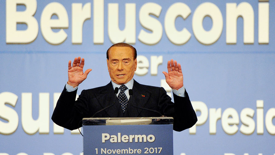 Лидер партии «Вперед, Италия» Сильвио Берлускони во время мероприятия перед местными выборами в Палермо, 1 ноября 2017 года