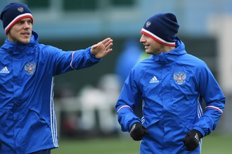 Игроки сборной России по футболу Александр Кокорин и Алан Дзагоев