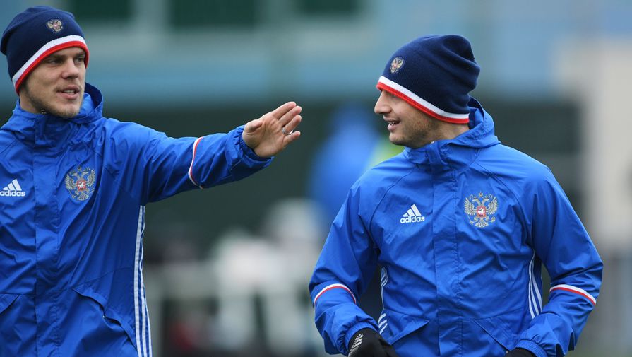 Игроки сборной России по футболу Александр Кокорин и Алан Дзагоев
