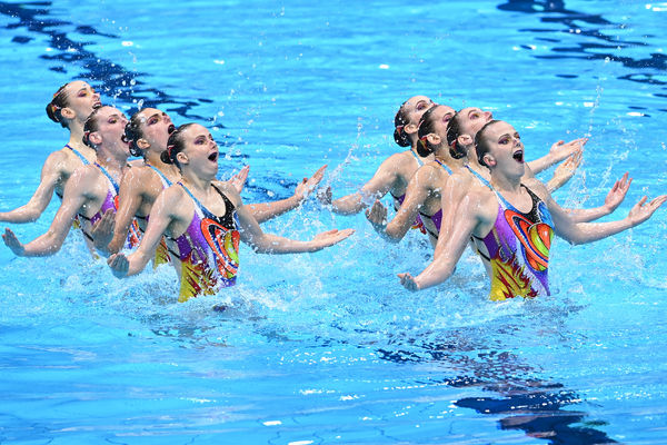 Российские спортсменки, члены сборной России во время групповых соревнований по синхронному плаванию на XXXII летних Олимпийских играх