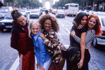 Джери Халлиуэлл (крайняя справа) в составе группы Spice Girls во время фотосессии в Париже, Франция, 1996 год